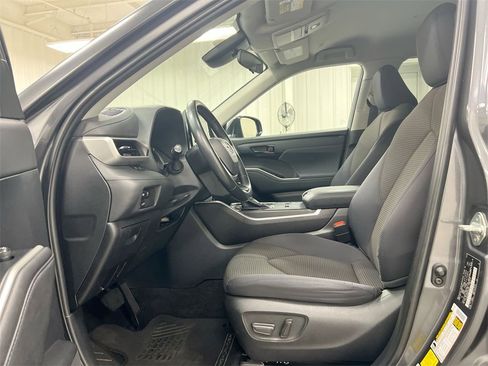 Used 2023 Toyota Highlander LE image 19