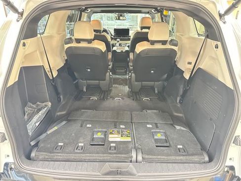 Used 2025 Toyota Sienna Limited image 24