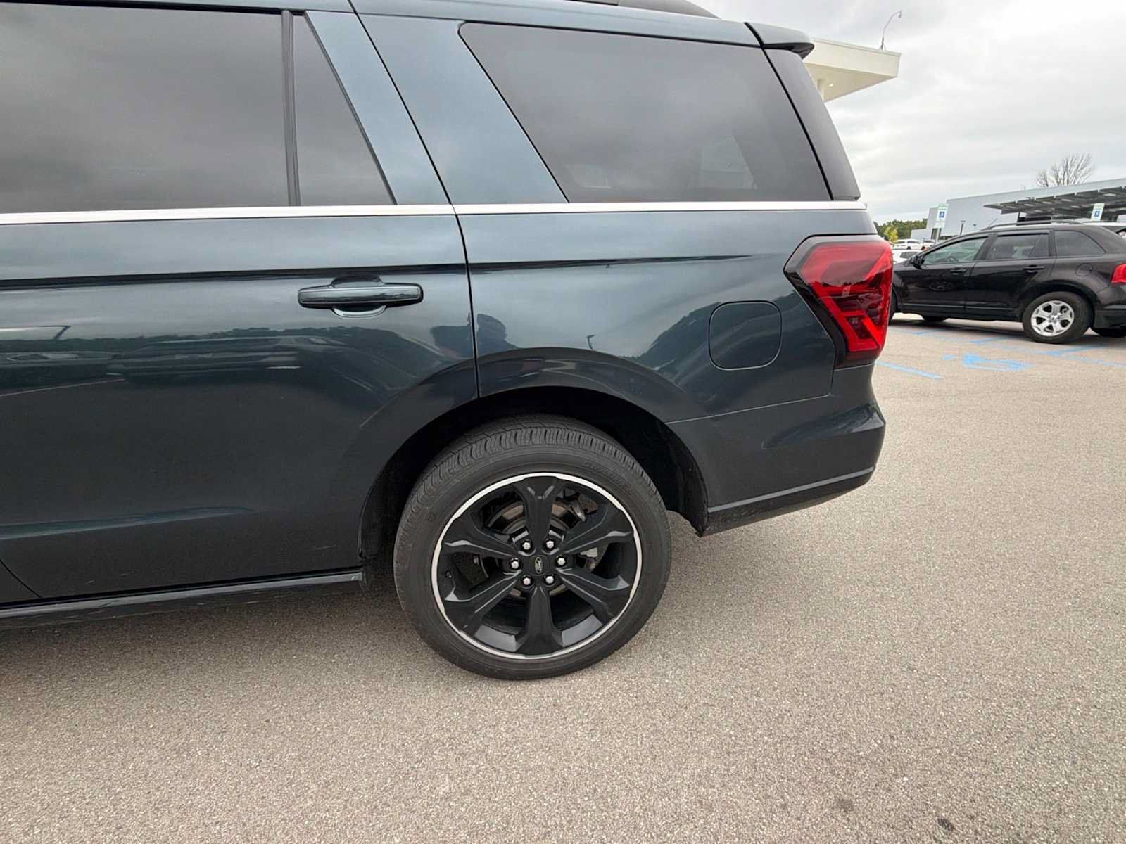Used 2023 Ford Expedition Limited AWD/4WD image 8