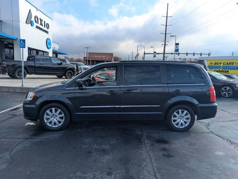 Used 2014 Chrysler Town & Country Touring image 8