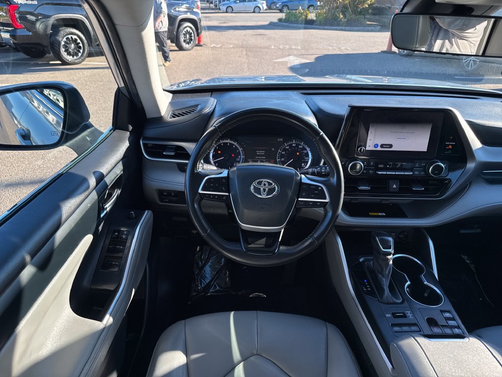 Used 2024 Toyota Highlander XLE AWD/4WD image 13