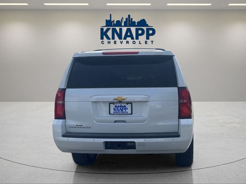 Used 2017 Chevrolet Suburban LT RWD image 4