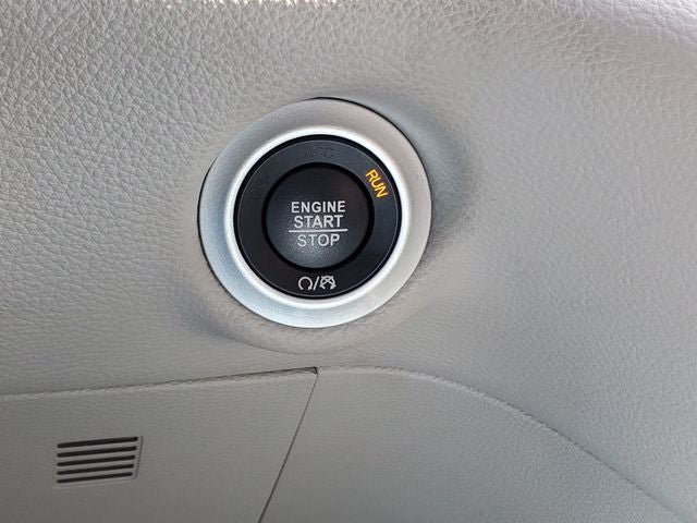 Used 2024 Chrysler Pacifica Limited FWD image 15