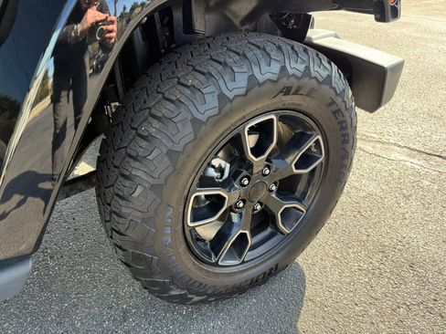 Used 2017 Jeep Wrangler Unlimited Sahara AWD/4WD image 37