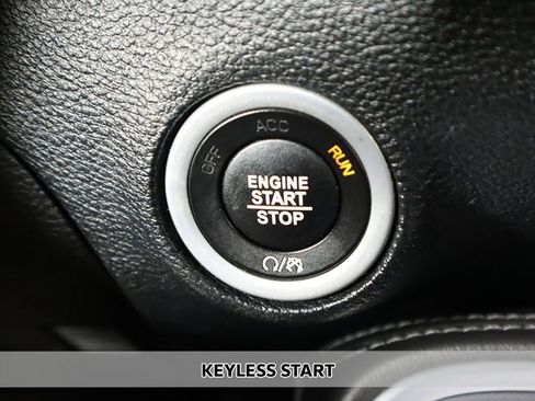 Used 2019 Dodge Challenger SXT image 4