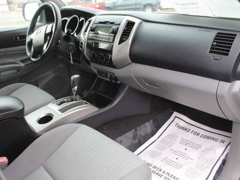 Used 2012 Toyota Tacoma 4x4 Access Cab V6 w/ SR5 Pkg image 9