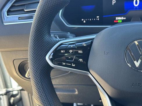 Used 2022 Volkswagen Tiguan SE R-Line image 32