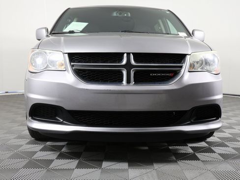 Used 2016 Dodge Grand Caravan SE image 2