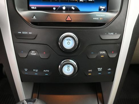 Used 2015 Ford Explorer XLT w/ Equipment Group 202B AWD/4WD image 17