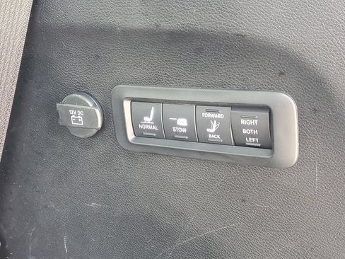 Used 2019 Chrysler Pacifica Limited w/ S Appearance Package FWD image 9