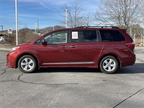 Used 2020 Toyota Sienna LE w/ LE Preferred Package image 2