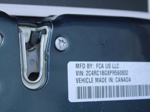 Used 2023 Chrysler Pacifica Touring-L image 17