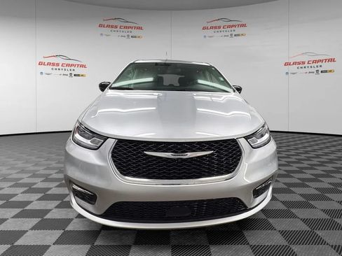 Used 2024 Chrysler Pacifica Limited FWD image 2