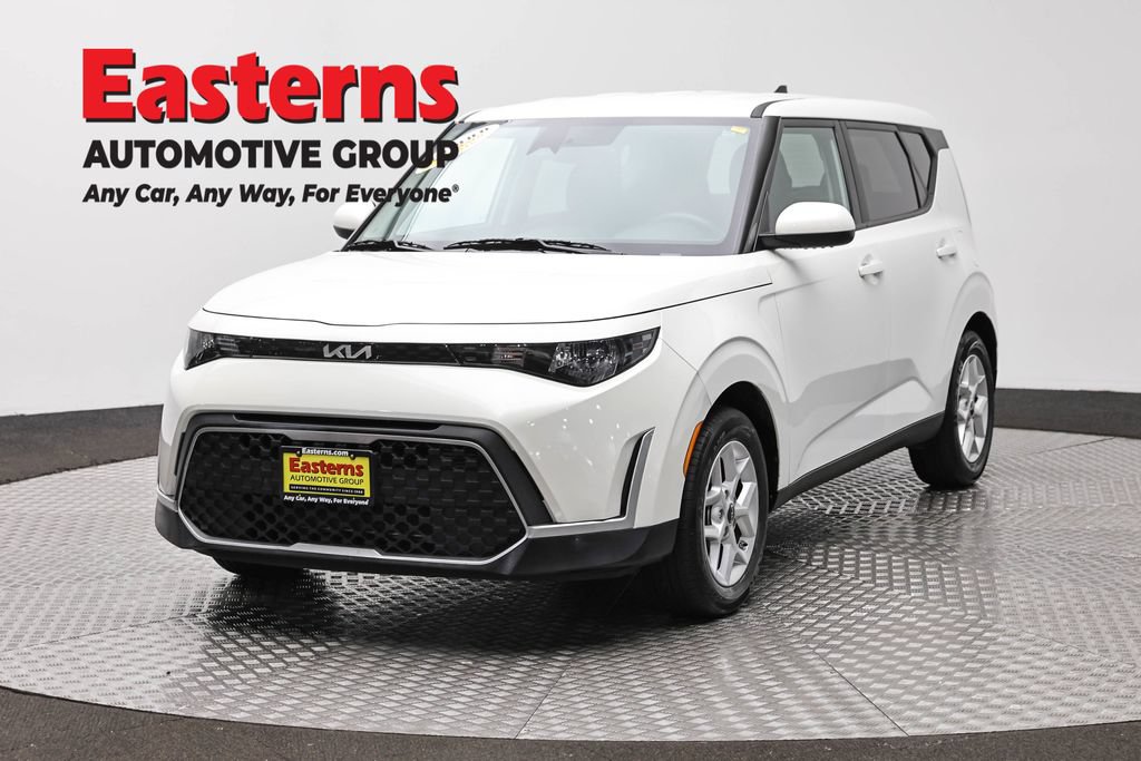 Used 2024 Kia Soul LX w/ Option Group 015 FWD image 1