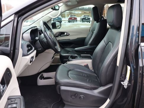 Used 2021 Chrysler Pacifica Touring-L w/ Uconnect Theater Family Group image 10