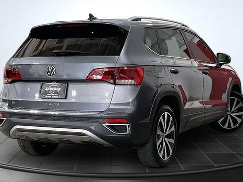 Used 2023 Volkswagen Taos SE w/ Panoramic Sunroof Package FWD image 2
