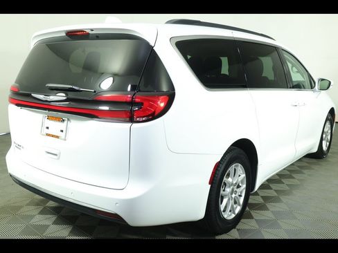 Used 2022 Chrysler Pacifica Touring-L image 2