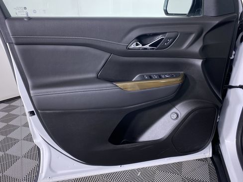 Used 2023 GMC Acadia SLE w/ Driver Convenience Package image 11