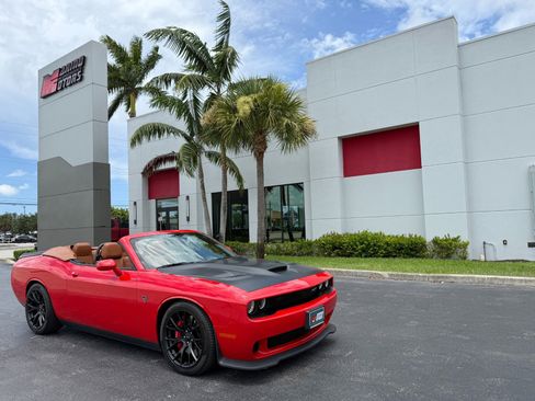 Used 2015 Dodge Challenger SRT Hellcat image 1