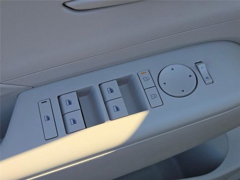 Used 2025 Hyundai Kona SEL image 23