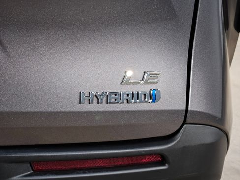 Used 2023 Toyota Sienna LE w/ LE Plus Package FWD image 37