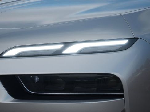 Used 2025 BMW i7 xDrive60 w/ Premium Package image 32