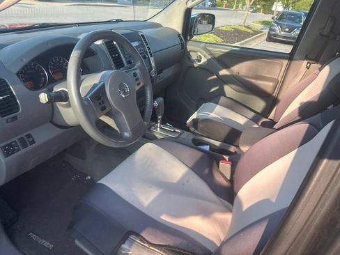 Used 2010 Nissan Frontier LE w/ LE Value Truck Pkg AWD/4WD image 13