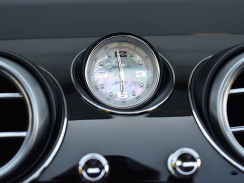 Used 2020 Bentley Bentayga Design Series image 34