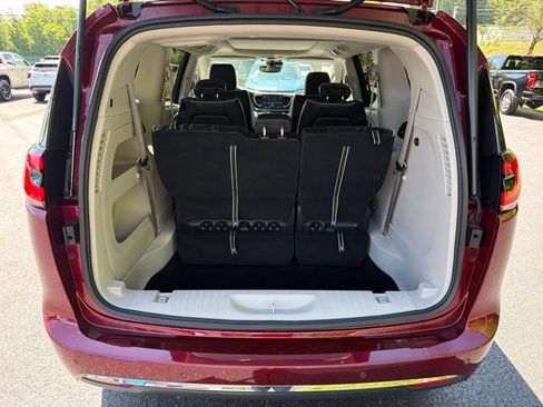 Used 2023 Chrysler Pacifica Limited AWD/4WD image 7