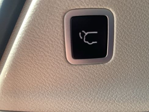 Used 2024 Chrysler Pacifica Touring-L FWD image 8