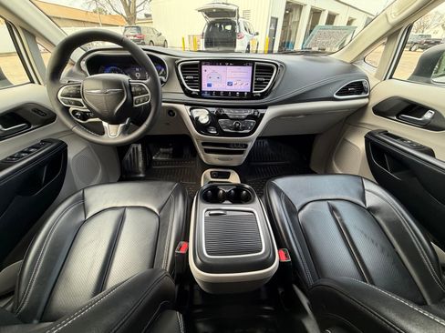 Used 2023 Chrysler Pacifica Touring-L image 25