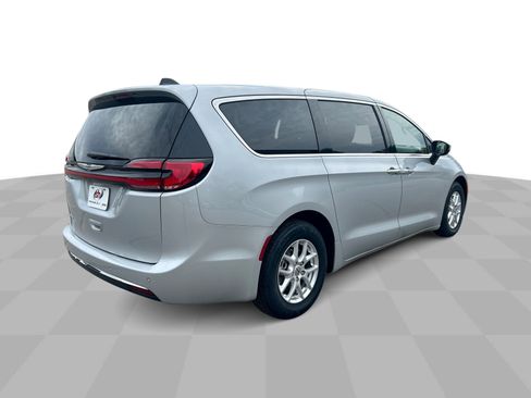 Used 2023 Chrysler Pacifica Touring-L FWD image 9