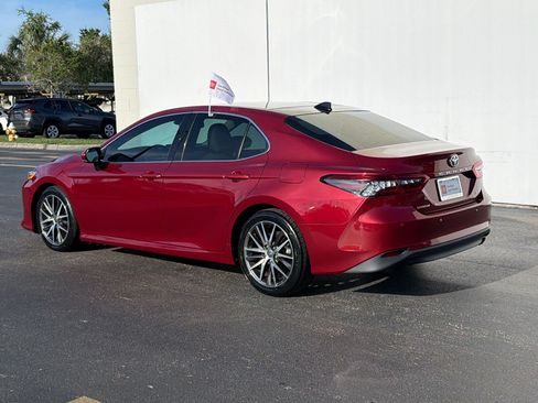Used 2022 Toyota Camry XLE w/ Navigation Package FWD image 3