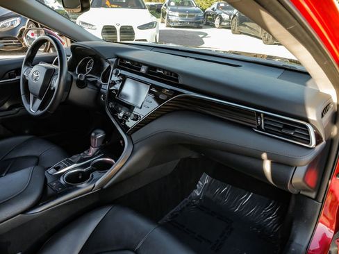 Used 2018 Toyota Camry XLE image 10