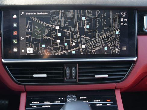 Certified 2023 Porsche Cayenne Platinum Edition image 31