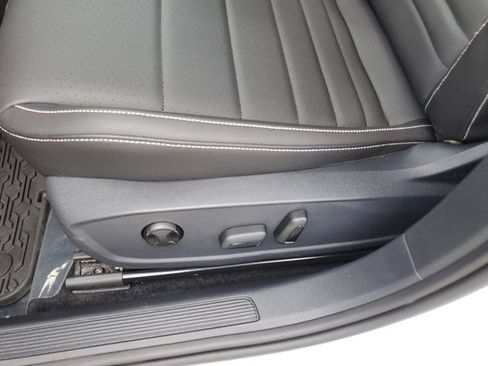 Certified 2024 Volkswagen Jetta SE w/ Panoramic Sunroof Package FWD image 18