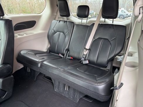 Used 2023 Chrysler Pacifica Touring-L image 11