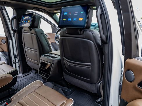 Used 2025 GMC Yukon Denali Ultimate image 32