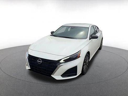 Used 2025 Nissan Altima 2.5 SV FWD image 8