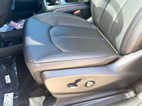 New 2026 Chrysler Pacifica Select FWD image 20