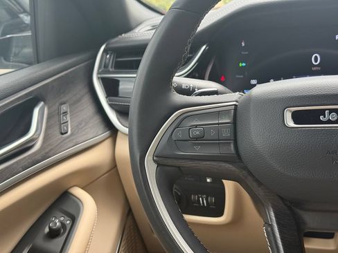 Used 2023 Jeep Grand Cherokee 4WD 4xe image 13