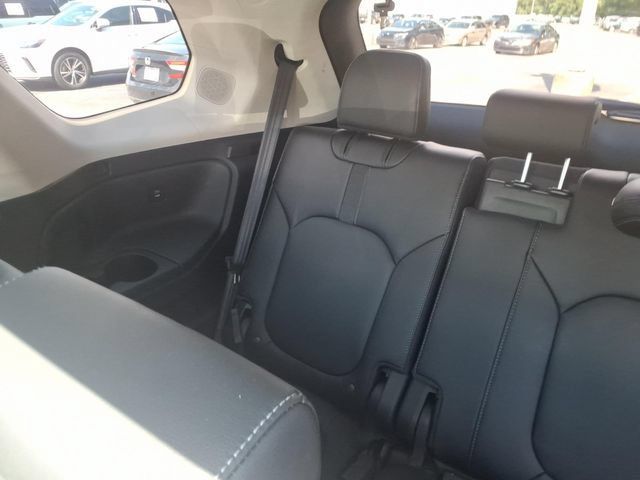 Used 2025 Honda Pilot Touring image 8