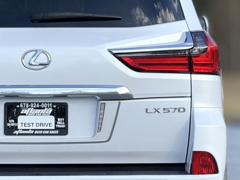 Used 2020 Lexus LX 570 4WD w/ Luxury Package image 16