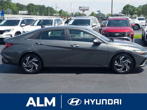 New 2025 Hyundai Elantra Limited image 4
