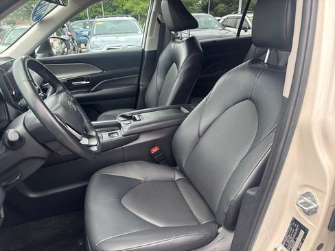 Used 2024 Toyota Grand Highlander AWD image 16