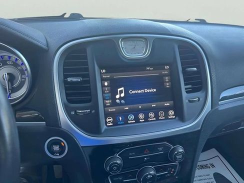 Used 2019 Chrysler 300 Limited RWD image 17