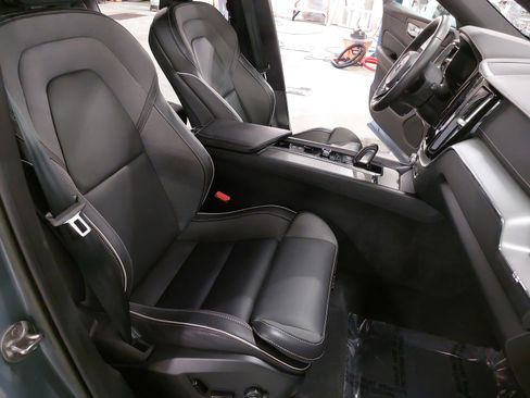 Used 2022 Volvo XC60 B6 R-Design w/ Advanced Package image 10