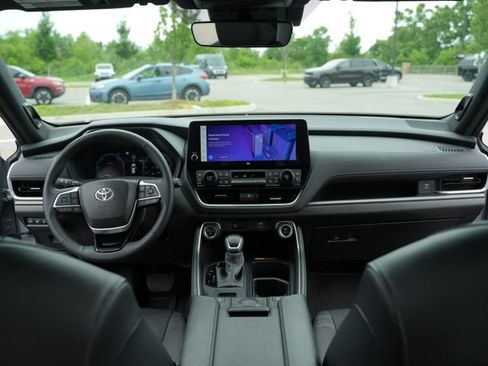 Used 2025 Toyota Grand Highlander AWD Hybrid image 27