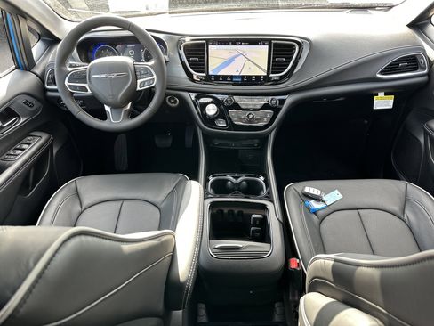 New 2026 Chrysler Pacifica Limited w/ Uconnect Theater Family Group image 33