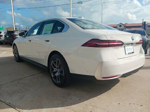 New 2024 BMW i5 eDrive40i w/ Convenience Package image 8